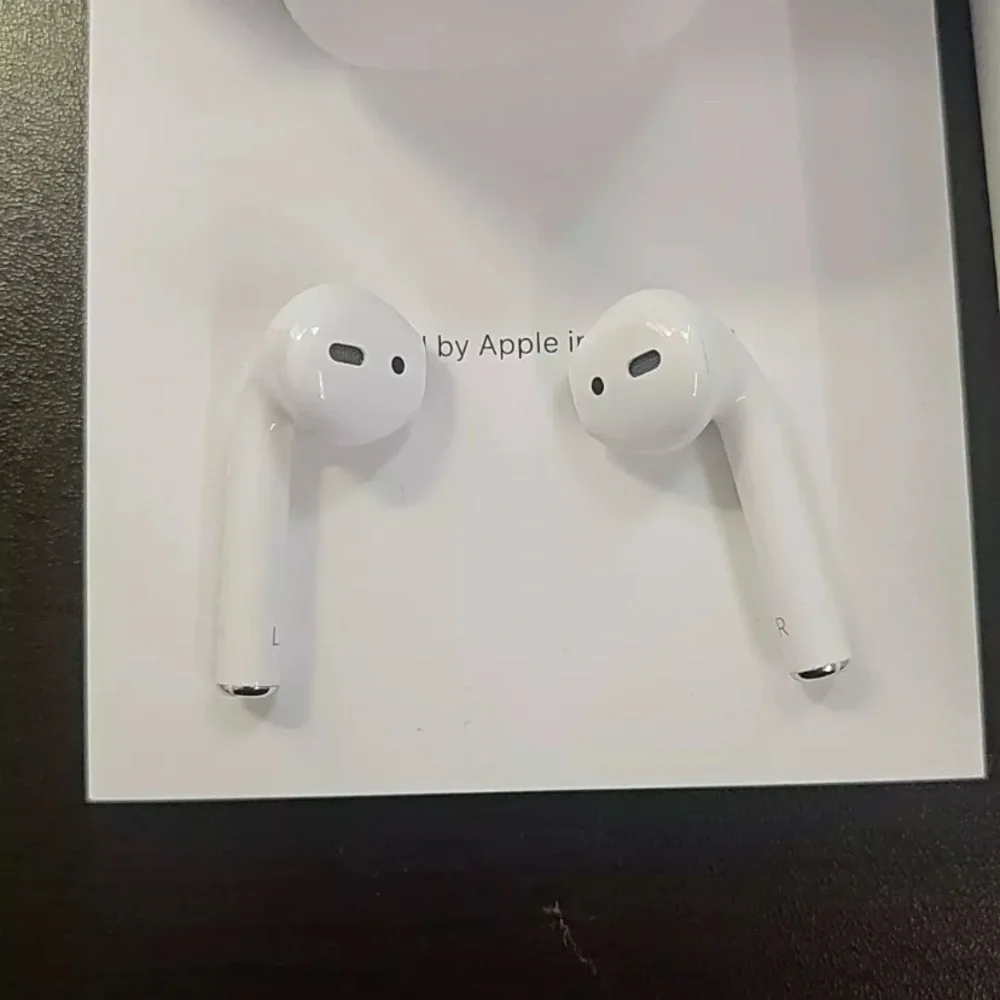 Apple White Wireless Headset with Charging Case
